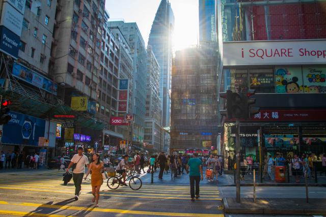 Hong Kong - vertikálne mesto. Väčšina obyvateľov žije, alebo pr