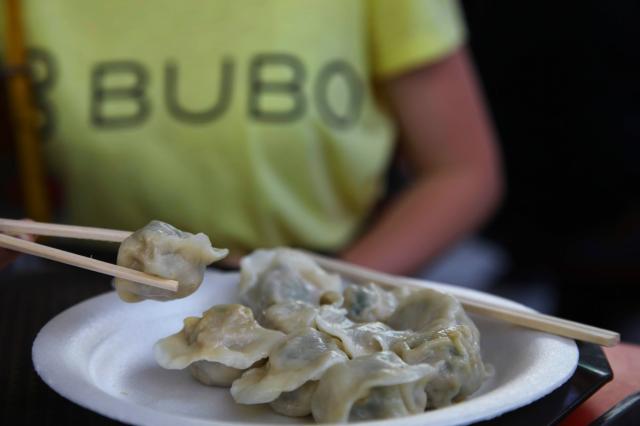 Delikatesy singapurského Chinatownu. Ochutnáte niečo z michelin