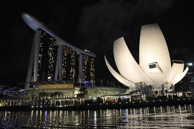 Nočná Marina Bay Sands s 