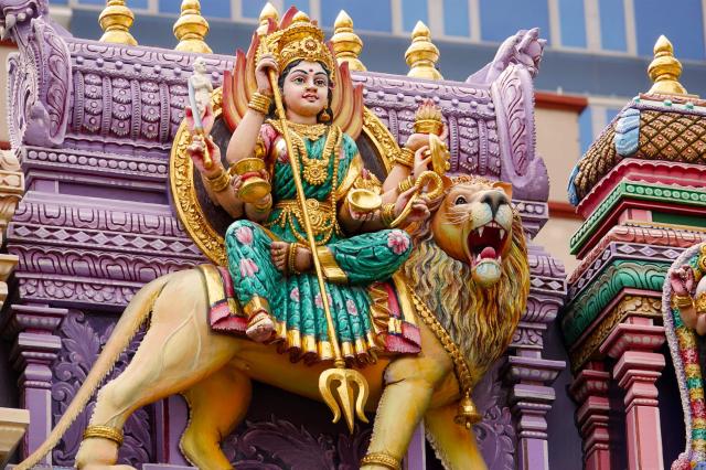 Detail zo zdobnej strechy jedného z tridsiatich hlavných hindui