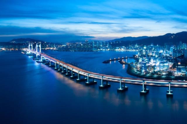 Pohľad na nočný Busan a jeho záliv