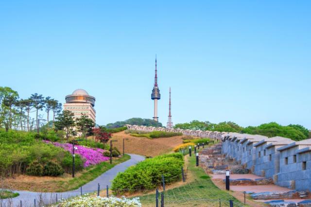 Cez park okolo Namsan Seoul Tower vedie lanovka pod samotnú vež