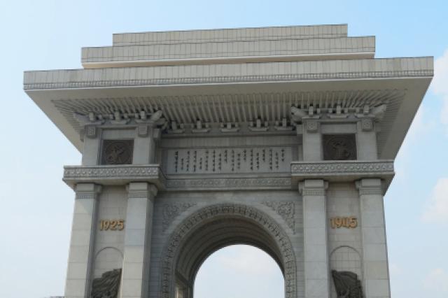 Víťazný oblúk v Pyongyangu je o 11m vyšší ako ten v Paríži a je