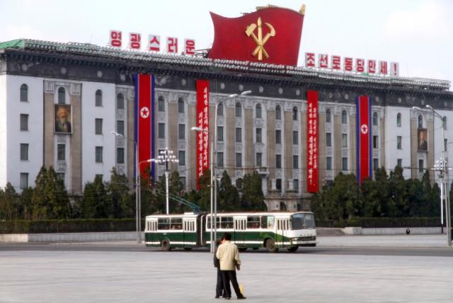 Trolejbus na hlavnom námestí Kim Ir Sena v Pyongyangu