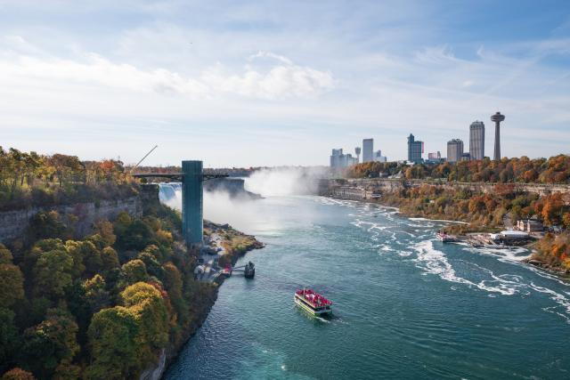 Kanadské mesto Niagara Falls, ležiace na brehu rieky Niagara, p