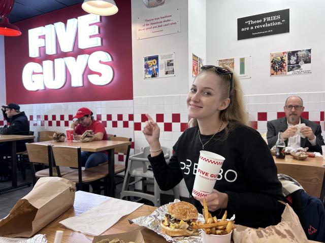 Ochutnáme šťavnaté hamburgery. foto: Lucia PETRIKOVIČOVÁ - 