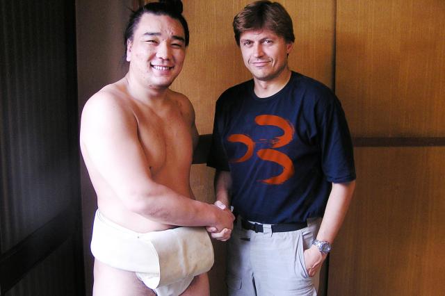Tréning sumo navštevuje  od roku 2004. Osobne poznáme yokozunov