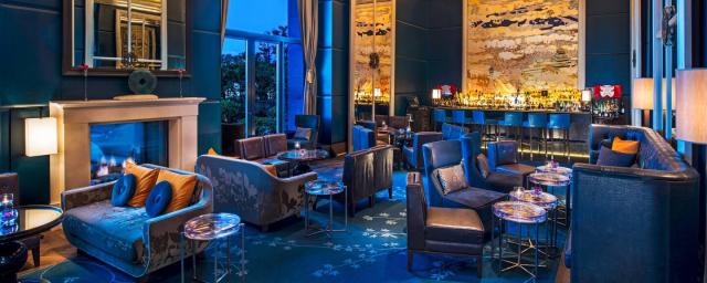 The St. Regis bar je ideálnym miestom na drink pred večerou. Je