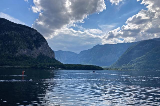Alpské jazerá a hory – typická alpská krajina. Čaká nás nádhern