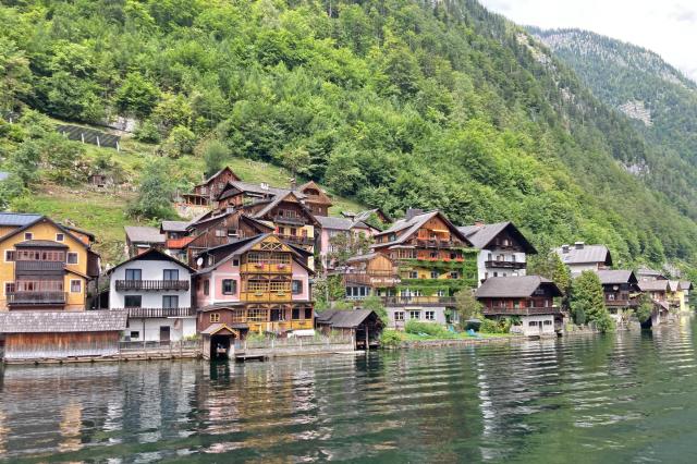 Na úvod nás víta Hallstatt. Zaslúži si prívlastok najkrajšej ra
