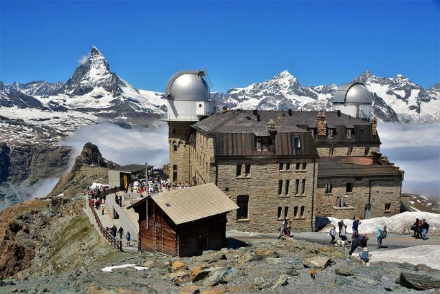 Dostaneme sa vysoko nad legendárne mesto Zermatt, kde sa otvára