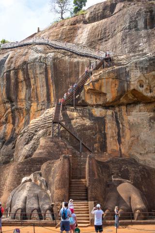 SIGIRIYA: ôsmy div sveta, opevnený palác kráľa Kasyapu na 183 m