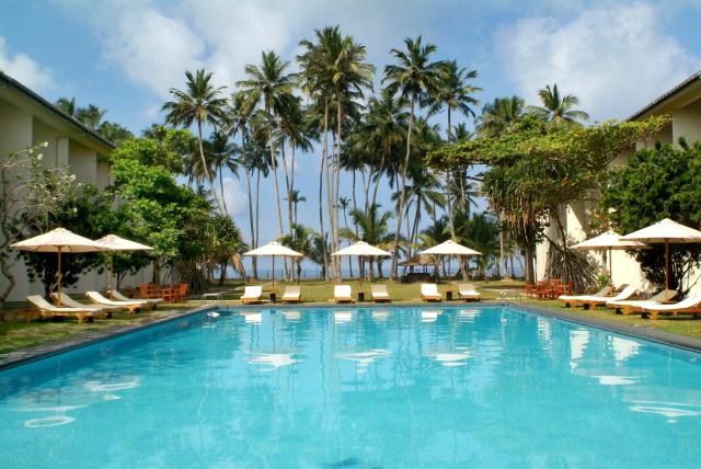Mermaid hotel v Kalutare, z bazéna pod palmy, spod paliem na pl