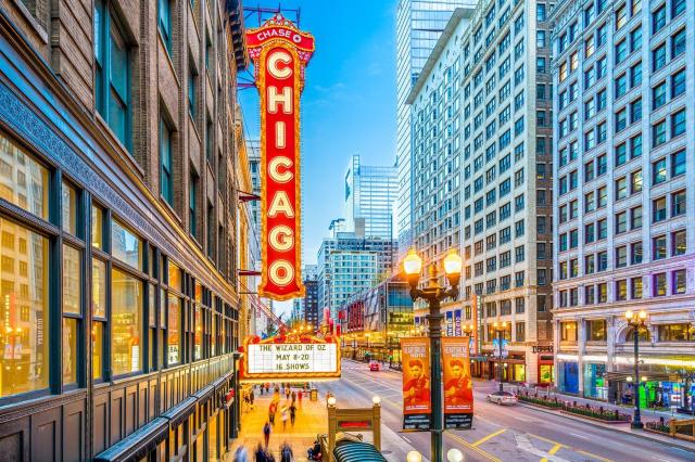 V Grant Parku na Adams Street pred Art Institute of Chicago sa 