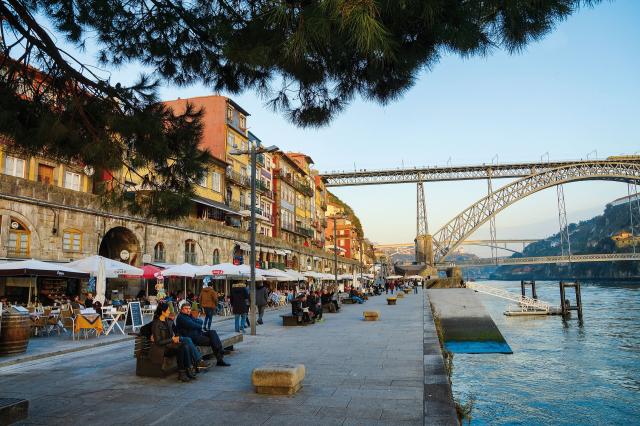 Mesto Porto je známe aj unikátnou architektúrou. Foto: archív -