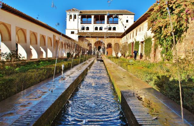 Alhambra to nie sú len palácové miestnosti, ale aj nádherné záh
