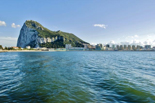 Slávna gibraltárska skala hrdo rastie z mora a predstavuje symb