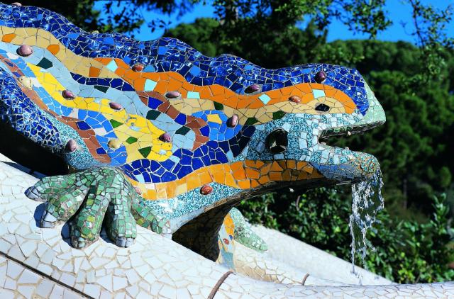 Moderný park Guell v Barcelone prekvapí svojou farebnosťou a ne