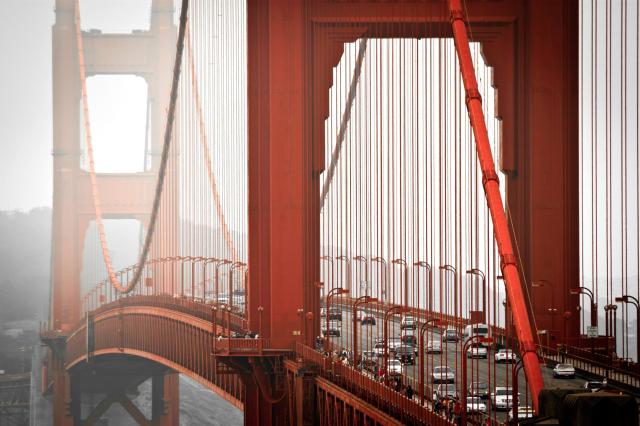 San Francisco - GolDeň gate bridge v typickej hmle