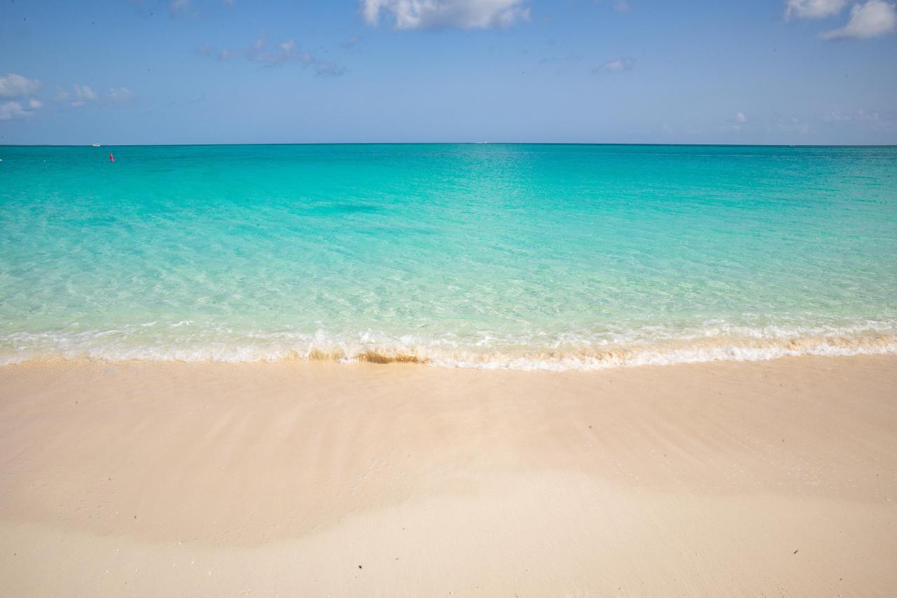 Turks and Caicos - Grace beach pred hotelom Gansevoort.
foto: Ľ