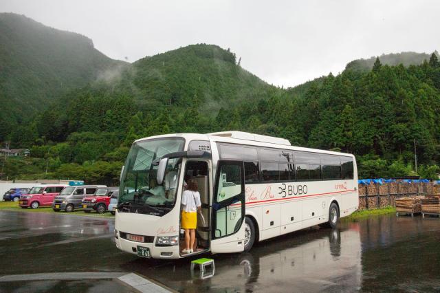 Náš autobus, ktorý nás vezme na výlet do Kamakury a k jazeru As