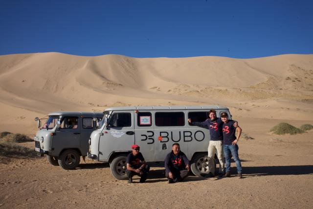 Terénnymi autami do púšte Gobi.  team k vašim službám. foto: Ľu