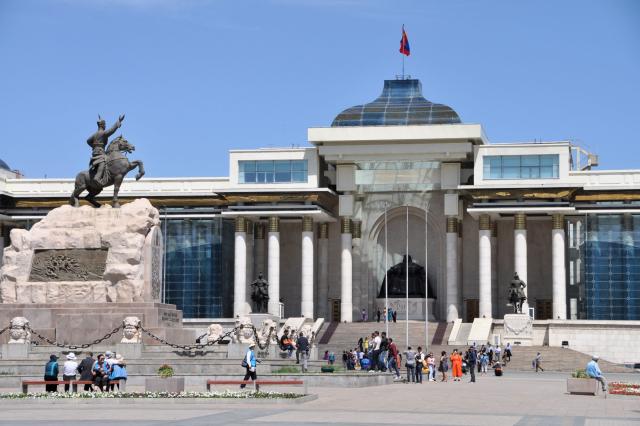Parlament na námestí Džingischána. Inšpiratívne texty nájdete n