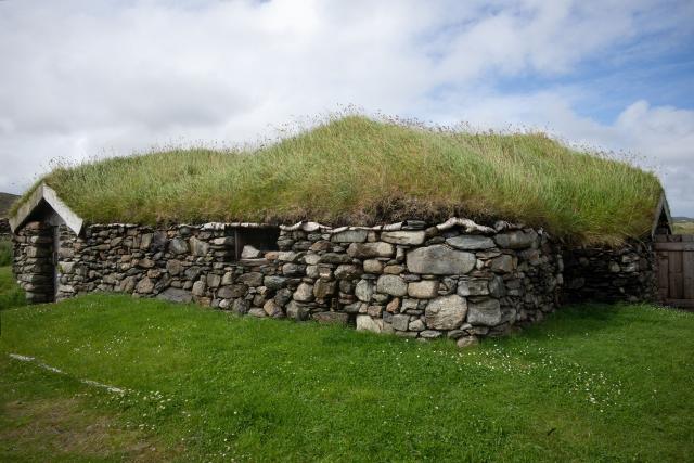 Vikingský dlhý dom na ostrove Yell. Vikingovia ovládali Shetlan