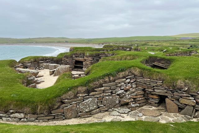 Neolitickú dedinku Skara Brae porovnáme s Jarlshofom.
Foto: Ľub