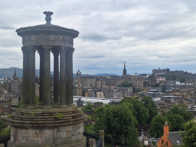 Najkrajší výhľad na Edinburgh je z Calton Hill. V pozadí sa vyn