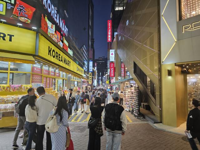 Myengdong je juhokórejskou odpoveďou na Piccadilly circus. Peši