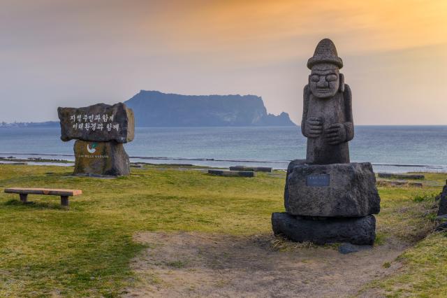 Strážcovia ostrova Jeju a pozadí Ilchulbong, prírodné dedičstvo