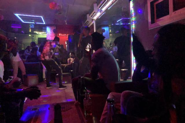 Nočný život Brayyaville je rušný. Vzbehnete do ulíc? Foto: Ľubo