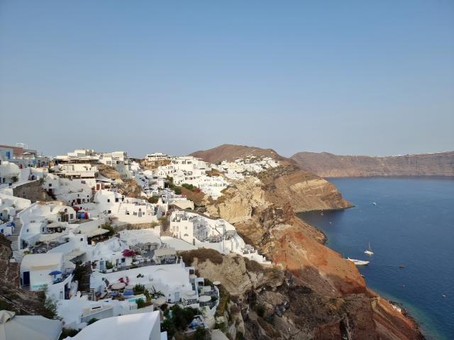 Malebná dedinka Oia je azda najvychytenejším miestom na Santori