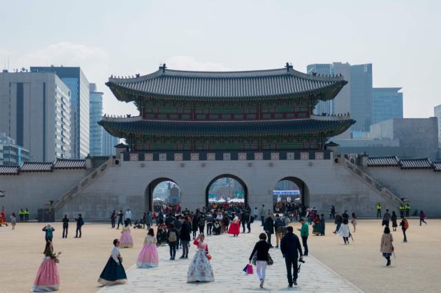 Kráľovský palác Gyeongbokgung s farebnou výmenou stráži na hlav