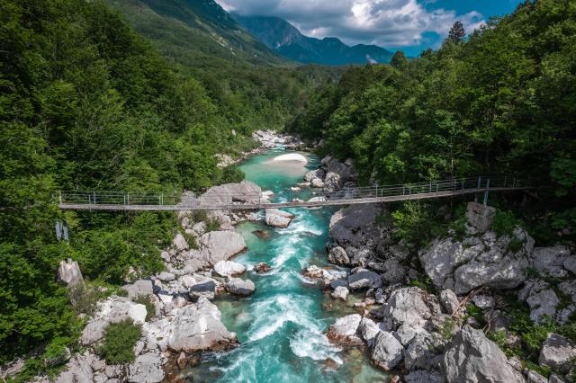 Rieka Soča a jej krištáľovo čistá voda láka k osvieženiu a ponú