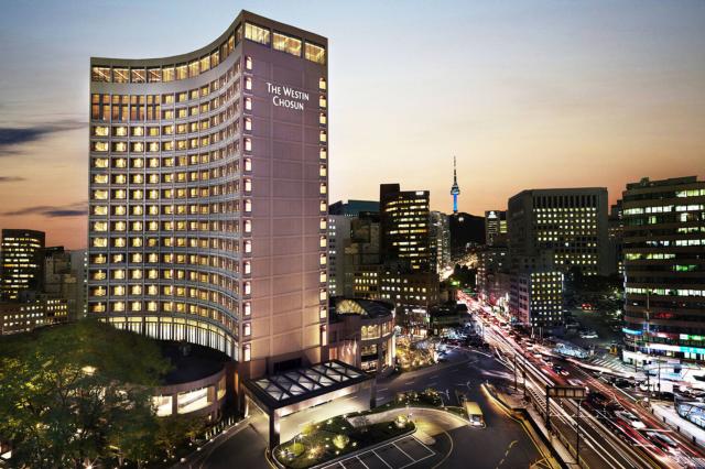 Hotel sa nachádza 5 minút chôdze od populárneho mesta Myeongdon