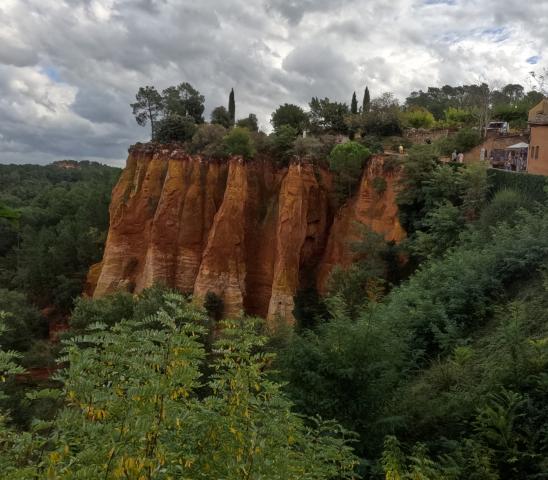 Okrové lomy v Roussillon sú známe svojimi intenzívnymi červenka
