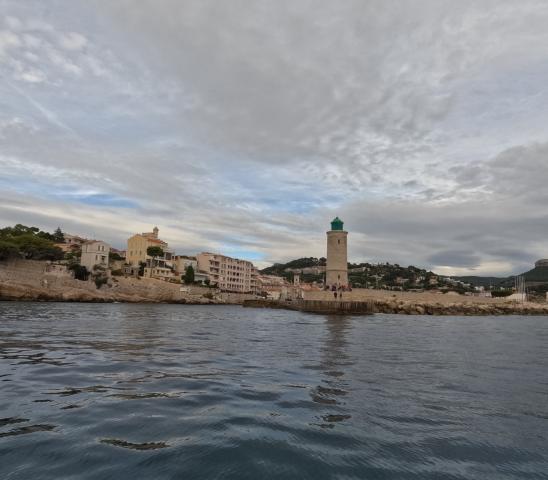 Maják v mestečku Cassis je významným orientačným bodom pri plav