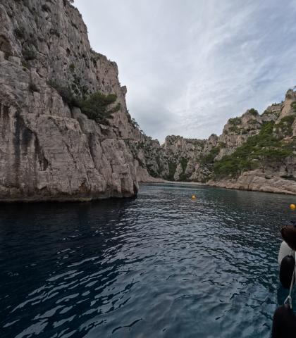 Skalné útvary Calanques v kombinácii s dramatickými útesmi a az