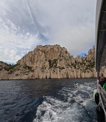 Skalné útvary Calanques v kombinácii s dramatickými útesmi a az