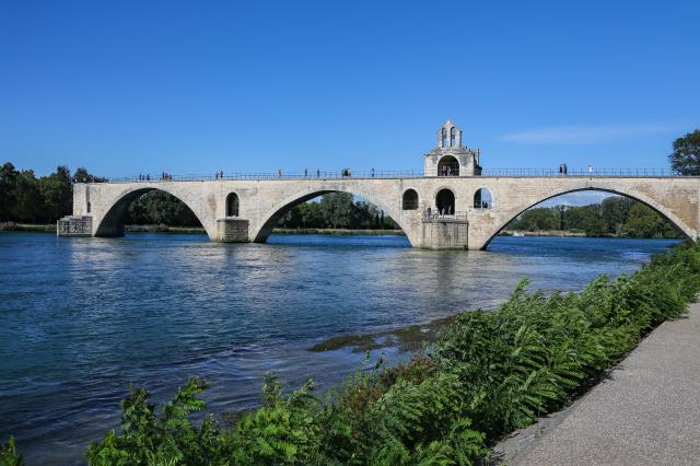 Avignonský most, známy aj ako Pont Saint-Bénézet, nad riekou Rh