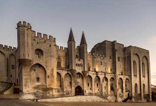 Katedrála v Avignone, známa ako Katedrála Notre-Dame des Doms, 