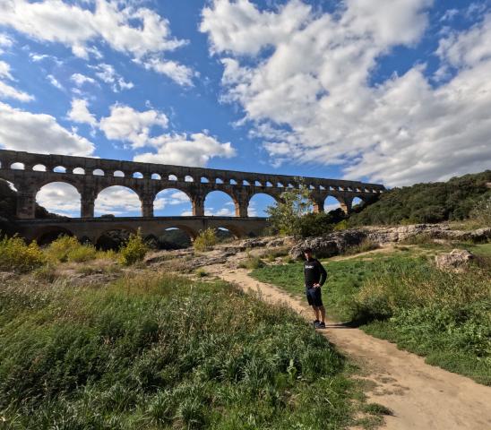 Pont du Gard, impozantný rímsky akvadukt, sa nachádza neďaleko 