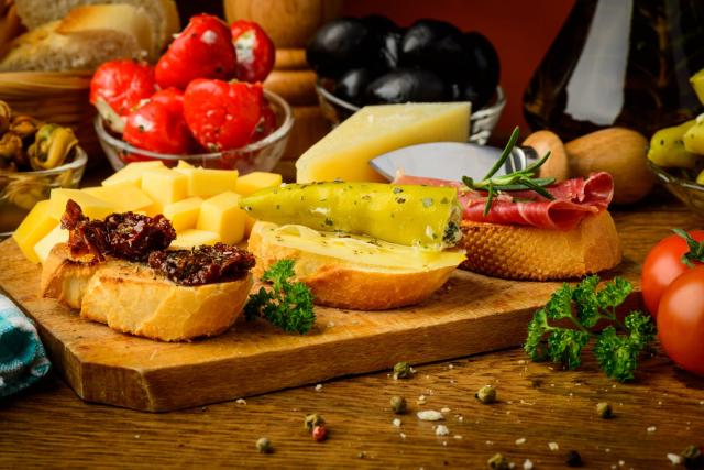 Na obrázku vidíme tradičné španielske tapas – malé, chutné jedn