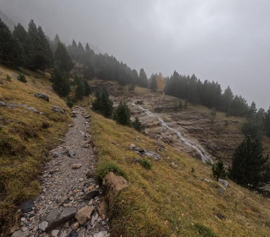 Lesné cestičky a turistické chodníky v Pyrenejach, kde na každo