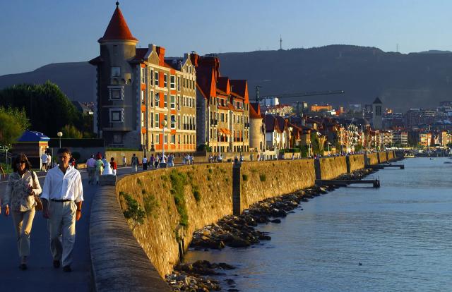 Promenáda v Bilbau Getxo ponúka nádherný pohľad na pobrežie a A