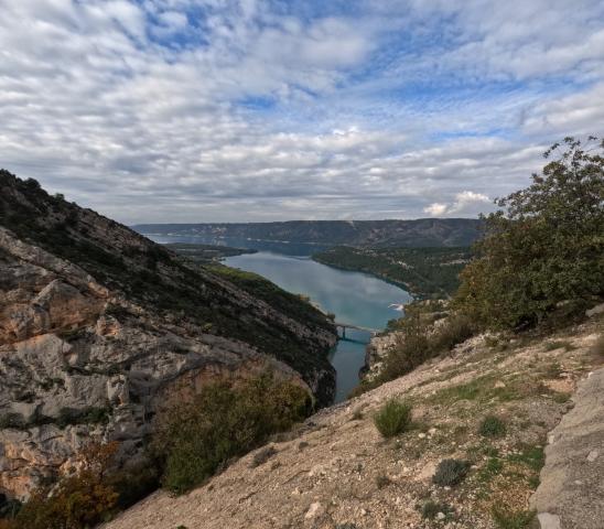 Pohľad na rieku Verdon, ktorá sa s neúnavnou silou vlieva do ja