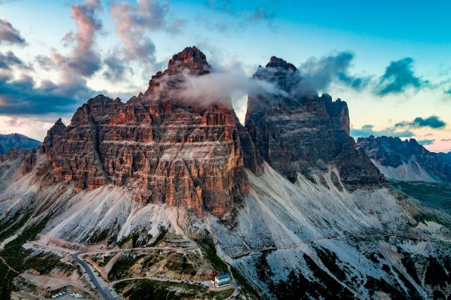 Dolomity, tieto jedinečné horské masívy, sa vznášajú vysoko nad