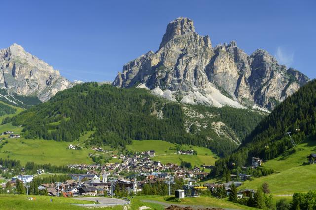 Dolomitské končiare, so svojimi strmými skalnými stenami a zele